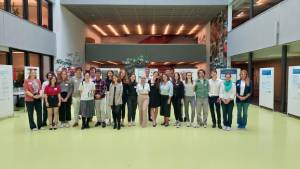 Student:innen aus aller Welt an der ETH Zürich bei Posterpräsentation.