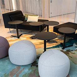 Ein stilvolles Büro mit einem grossen Teppich und bequemen Stühlen - hier fühlt sich Arbeit wie Zuhause an!