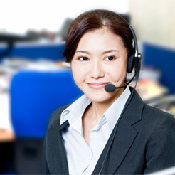 Eine Frau ist mit Headset im Büro zu sehen