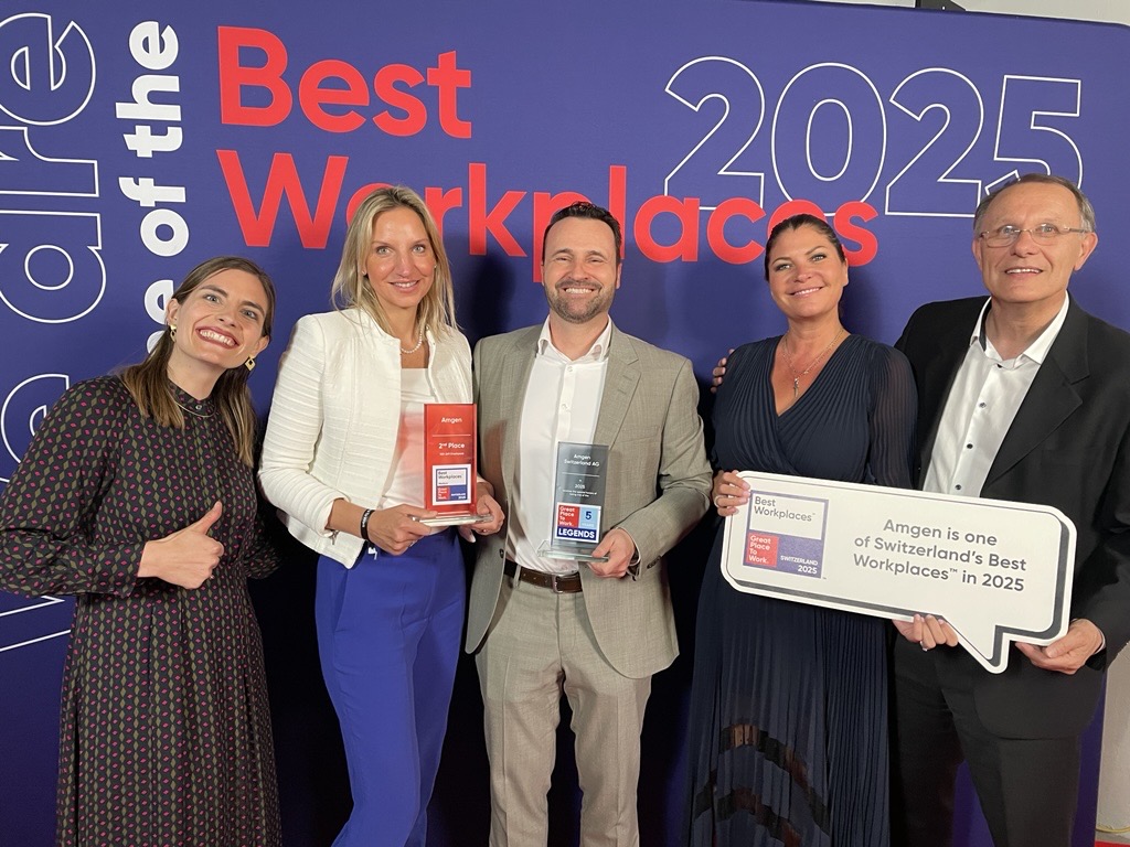 Amgen-Mitarbeitende, die sich über eine Auszeichnung freuen.