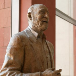 Eine Statue von George B. Rathmann, einem der drei Amgen-Gründer und erster Geschäftsführer von Amgen.